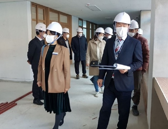 ▲ 명예감독관들이 지난 3일 대전 해든학교 신축 공사현장을 살펴보고 있다.ⓒ대전시교육청
