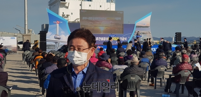 ▲ 이철우 경북도지사가 ‘효자~상원간도로 건설공사’기공식 현장에서 기자 인터뷰를 갖고 있다.ⓒ뉴데일리 박진호 기자