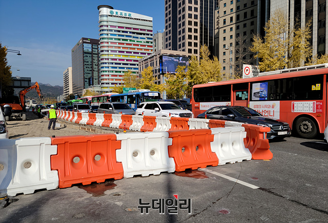 ▲ 현재 서울시가 세종대로 일대에서 진행 중인 '도로공간재편사업' 현장. ⓒ뉴데일리 DB