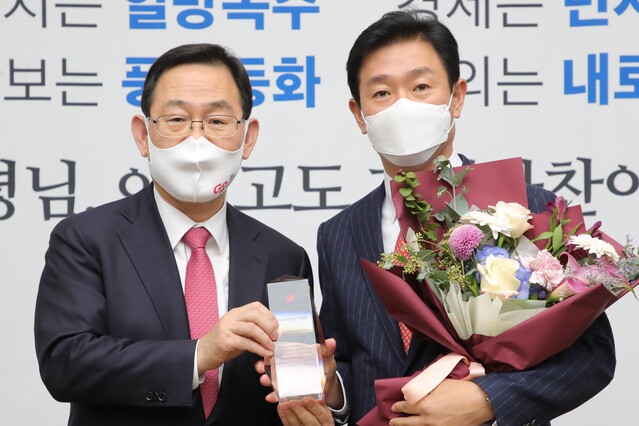 ▲ 6일 오전 국민의힘 2020 국정감사 우수의원으로 선정된 이주환(우) 의원이 주호영(좌) 원내대표와 기념촬영을 하고 있다.ⓒ국민의힘