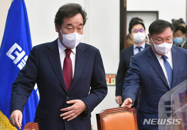 ▲ 이낙연 더불어민주당 대표와 김태년 원내대표 등 지도부가 6일 오전 서울 여의도 국회에서 열린 최고위원회의에 참석하고 있다. ⓒ뉴시스