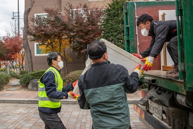 ▲ 홍성열 증평군수(왼쪽)가 6일 환경미화원으로 변신해 쓰레기를 수거하고 있다.ⓒ증평군