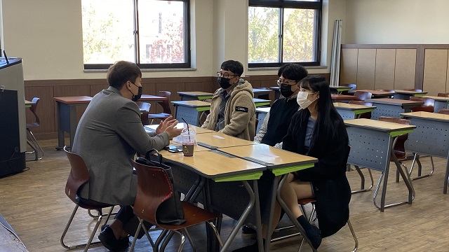 ▲ 선린대 학생들이 ‘2020년 JOB-GO 채용박람회’를 통해 모의면접을 하고 있다.ⓒ선린대