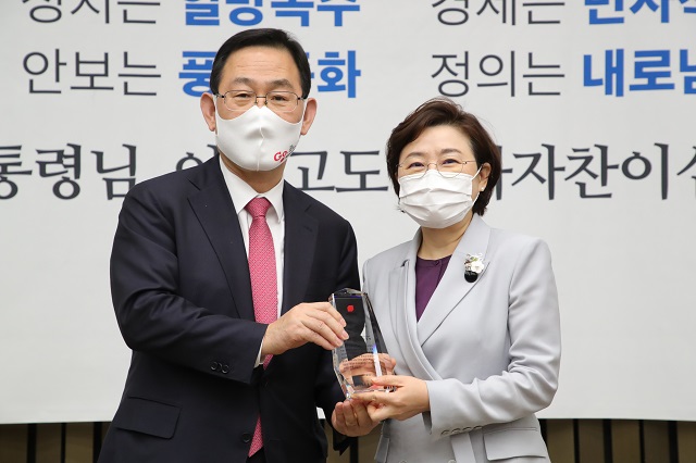 ▲ 국민의힘 김정재 국회의원(포항북구, 오른쪽)이 ‘국민의힘 국정감사 우수국회의원’으로 선정됐다.ⓒ김정재 의원실