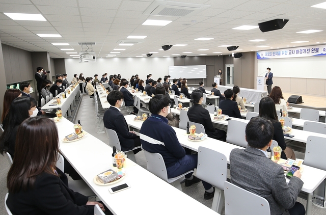 ▲ 영진사이버대학교가 지난 6일 대학 내 대강의실에서 제2의 도약을 위한 교사 환경개선 완료 기념식을 열고 있다.ⓒ영진사이버대