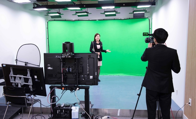 ▲ 영진사이버대 중형스튜디오 콘텐츠 제작 장면.ⓒ영진사이버대