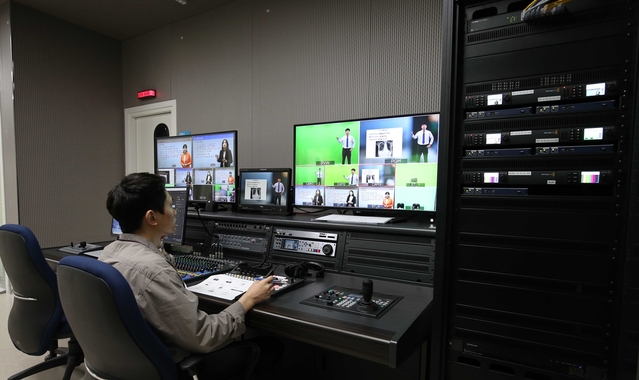 ▲ 영진사이버대 확장 스튜디오 조정실에서 콘텐츠 편집을 하는 장면.ⓒ영진사이버대