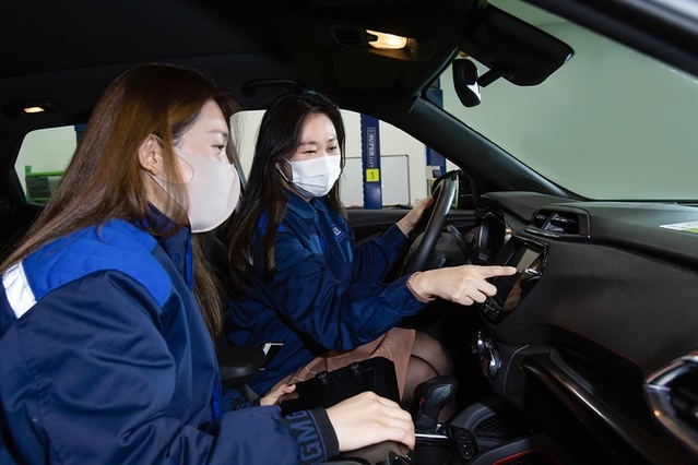 ▲ 근무 중인 여성 엔지니어 ⓒ한국지엠