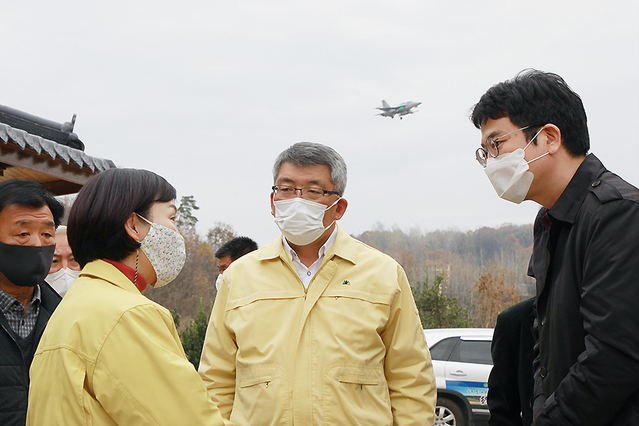 ▲ 김학동 예천군수(중간)는 지난 6일 예천비행장 주변 소음대책지역 지정을 위한 소음영향도 조사가 이뤄지고 있는 현장을 방문했다.ⓒ예천군