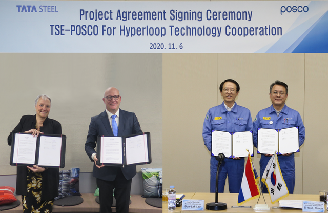 ▲ 지난 6일 포스코와 타타스틸 유럽이 포스코 포항제철소, 타타스틸 유럽 네덜란드 본사를 영상으로 연결해 하이퍼루프에 관한 협약을 체결하고 기념촬영을 하고 있다.(왼쪽부터 타타스틸 유럽 애나마리 멘헤르(Annemarie Manger) Director, 타타스틸 유럽  에른스트 호흐네스(Ernst Hoogenes) CTO, 포스코 이덕락 기술연구원장, 포스코 천시열 생산기술전략실장)ⓒ포스코