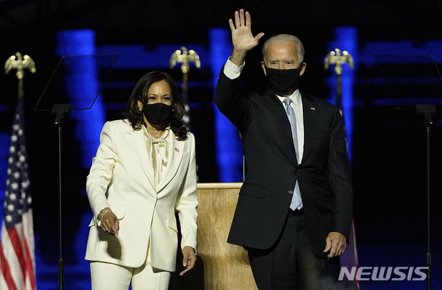 ▲ 대국민 연설에 앞서 지지자들의 환호에 화답하는  조 바이든 대통령 당선인과 카말라 해리스 부통령 당선인. ⓒ뉴시스 AP. 무단전재 및 재배포 금지.