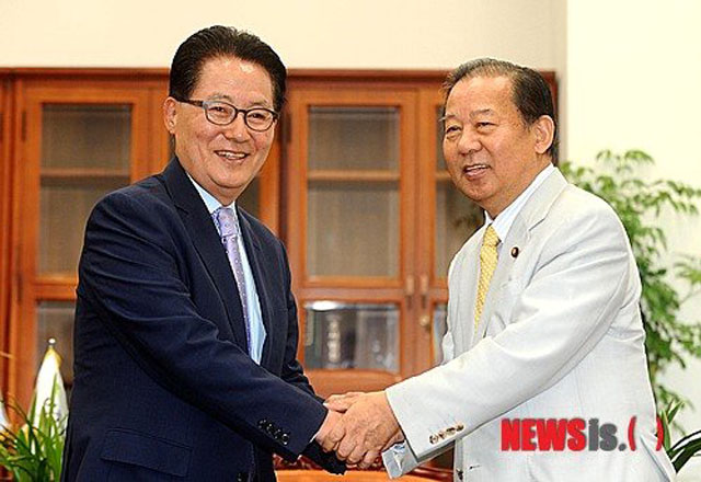 ▲ 박지원 국정원장과 니카이 도시히로 일본 자민당 간사장. ⓒ뉴시스. 무단전재 및 재배포 금지.