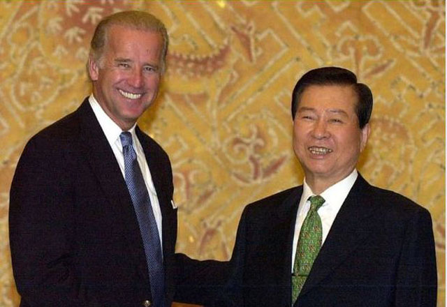 ▲ 조 바이든 당선인이 상원 외교위원장이던 시절 청와대를 예방해 고 김대중 대통령과 만나는 모습. ⓒ장성민 세계와 동북아평화포럼 이사장 페이스북 캡쳐.