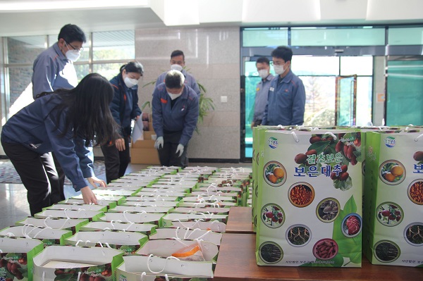 ▲ ㈜한화 보은사업장 임직원이 봉사활동을 펼치고 있는 모습. ⓒ한화