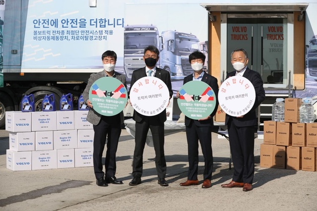 ▲ 박강석 볼보트럭코리아 대표이사. 사진 왼쪽에서 두 번째. ⓒ볼보트럭