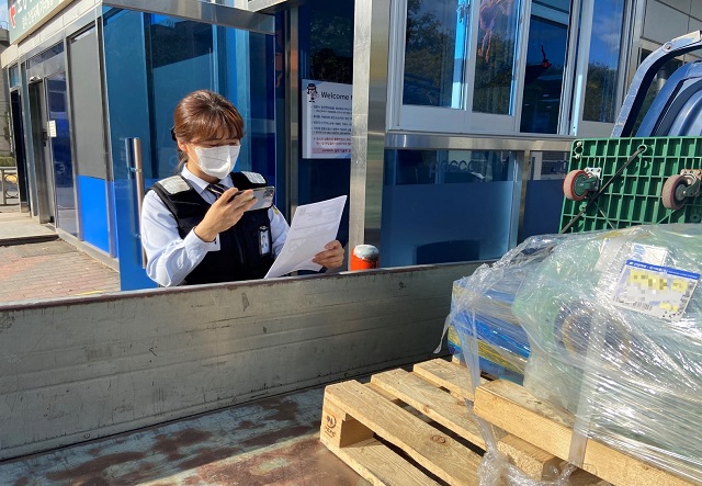 ▲ 포항제철소 보안업체 직원이 11월부터 본격 가동된 물품반출입 시스템에 따라 물품반입 증명서에 있는 QR 코드를 모바일 앱으로 찍고 있다.ⓒ포항제철소