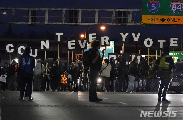 ▲ 대선 이튿날 오레곤주 포틀랜드에서 벌어진 시위. 바이든 지지자들이 들고 있던 표어와 같다. 국내 언론은 이를 '양측 지지자들의 충돌'이라고 전한다. ⓒ뉴시스 AP. 무단전재 및 재배포 금지.