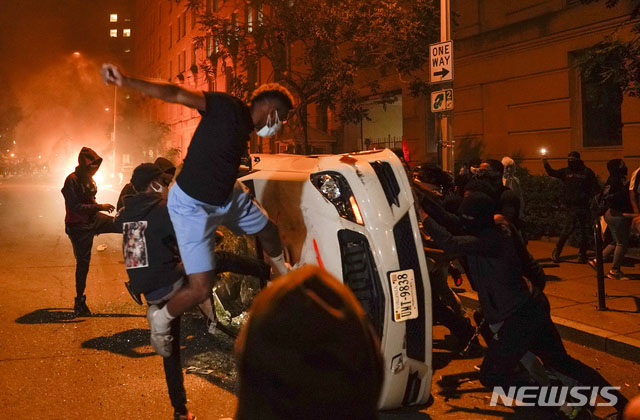 ▲ 지난 6월 조지 플로이드 사망 당시 벌어진 폭동의 한 장면. 장소는 워싱턴 D.C. 백악관 인근이다. ⓒ뉴시스 AP. 무단전재 및 재배포 금지.