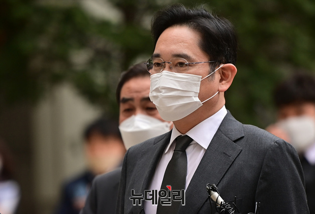 ▲ 이재용 삼성전자 부회장이 9일 오후 서울 서초구 서울고등법원에서 열린 국정농단 파기환송심 첫 공판에 출석하고 있다. ⓒ정상윤 기자