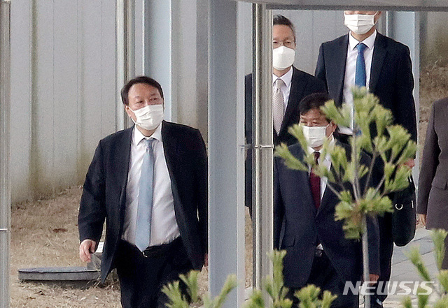 ▲ 윤석열 검찰총장이 신임 차장검사 대상 강연과 만찬을 위해 9일 오후 충북 진천 법무연수원을 방문, 배성범 법무연수원장과 강연 장소로 이동하고 있다. ⓒ뉴시스