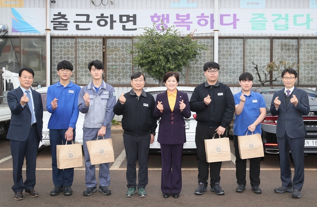 ▲ 강은희 교육감(오른쪽 네번째)은 시교육청 직업교육담당 및 송우용 대구공고 교장, 권오광 ㈜득인기공 대표 등과 함께 직업계고 졸업생 및 현장실습 학생이 근무하고 있는 현장을 둘러보며 따뜻한 격려를 했다.ⓒ대구시교육청