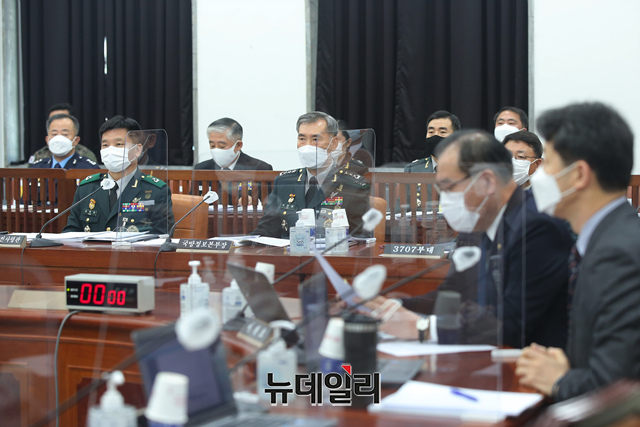 ▲ 지난 2일 국회 정보위원회에 출석한 김한성 사이버사령관(왼쪽)과 이형철 국방정보본부장(중앙). ⓒ이종현 기자.
