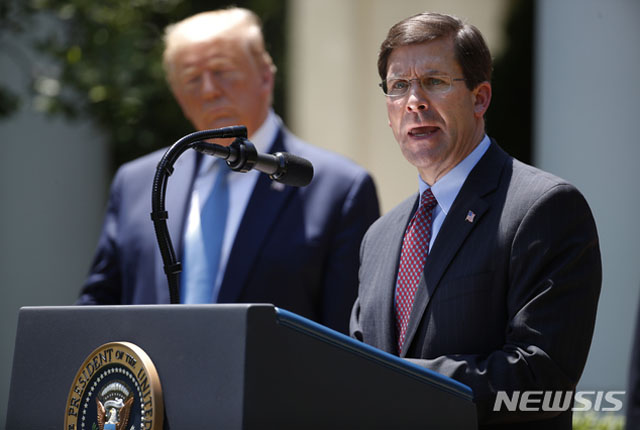 ▲ 트럼프 대통령 앞에서 우한코로나 관련 발표를 하는 마크 에스퍼 전 국방장관. ⓒ뉴시스 AP. 무단전재 및 재배포 금지.