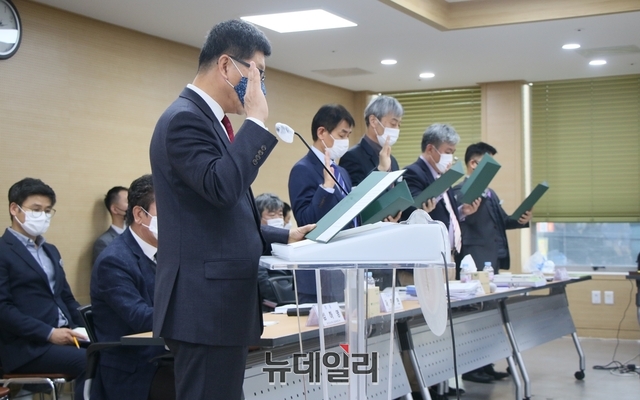 ▲ 이종연 경북체육회 사무처장 직무대행(왼쪽) 등 체육회 간부직원이 행감에서 증인선서를 하고 있다.ⓒ뉴데일리