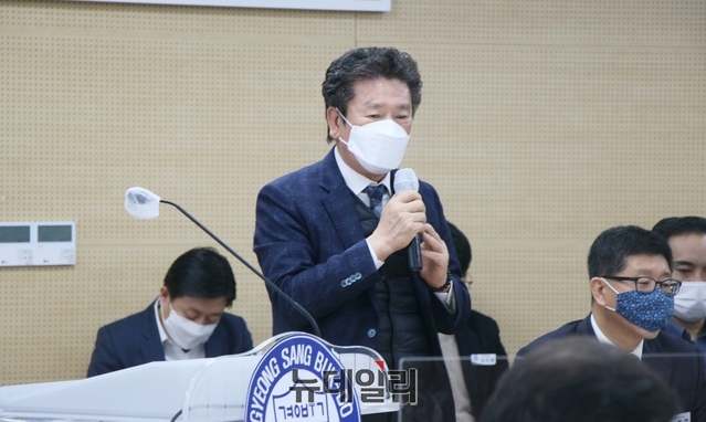 ▲ 지난 1월 민선 첫 체육회장에 당선된 김하영 체육회장이 당초 행감 불참을 두고 의원들에게 설명을 하고 있다.ⓒ뉴데일리