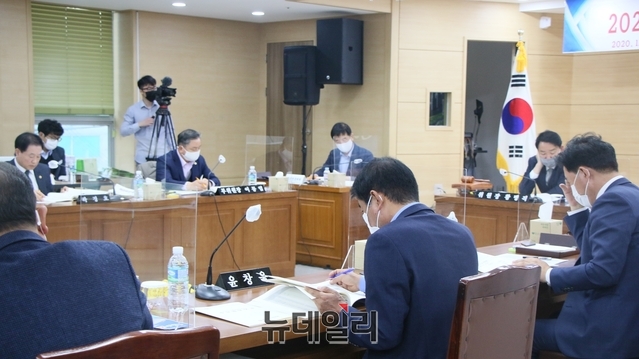 ▲ 문화환경위 위원들은 10일 오후 경산에 위치한 경북체육회 행감을 통해 주요업무보고를 받고 2020년도 주요사업 추진현황 및 2021년 계획에 대한 체육회 방안에 대한 대책을 따져 물었다.ⓒ뉴데일리