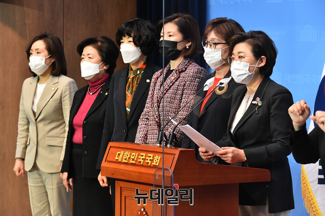 ▲ 국회 여성가족위원회 소속 국민의힘·국민의당 의원들이 10일 오전 국회 소통관에서 기자회견을 갖고 이정옥 여성가족부장관의 '재보선, 성인지 집단학습 기회' 발언에 대해 사퇴를 촉구 하는 기자회견을 갖고 있다. (왼쪽부터 전주혜, 서정숙, 최연숙, 김미애, 양금희, 김정재 의원) ⓒ이종현 기자