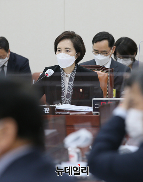 ▲ 유은혜 사회부총리 겸 교육부 장관이 26일 국회 교육위원회 회의실에서 열린 교육부·소속 산하 기관 및 공공·유관기관 등 종합감사에서 의원들의 질문에 답하고 있다. ⓒ(사진=공동취재단)