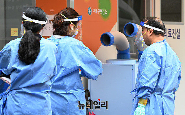 ▲ 미국 제약회사 화이자와 독일 바이오엔테크가 함께 개발 중인 우한코로나(코로나19) 백신의 예방률이 90% 이상이라는 중간 결과가 발표됐다. 사진은 서울시 구로구에 위치한 구로구선별진료소의 모습. ⓒ박성원 기자