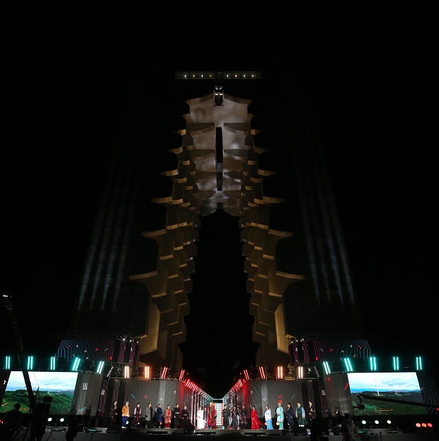 ▲ 황룡사 9층 목탑의 실물크기 82m를 음각으로 재현한 ‘경주타워’ 야간 전경.ⓒ경주엑스포