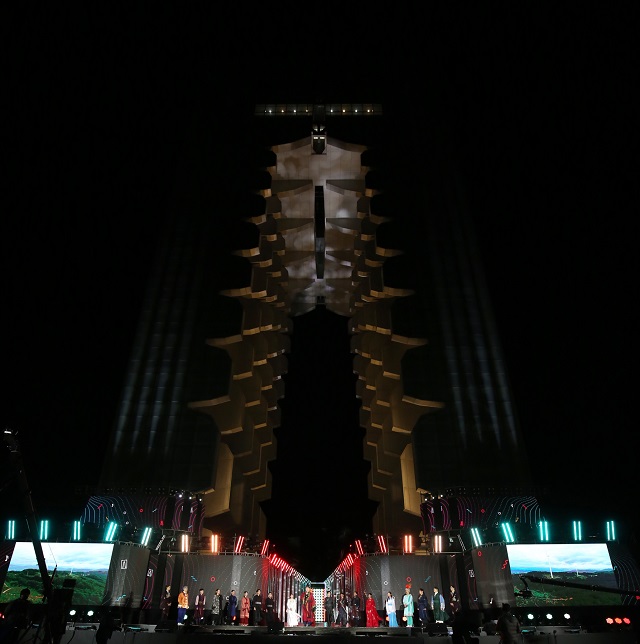 ▲ 황룡사 9층 목탑의 실물크기 82m를 음각으로 재현한 ‘경주타워’ 야간 전경.ⓒ경주엑스포