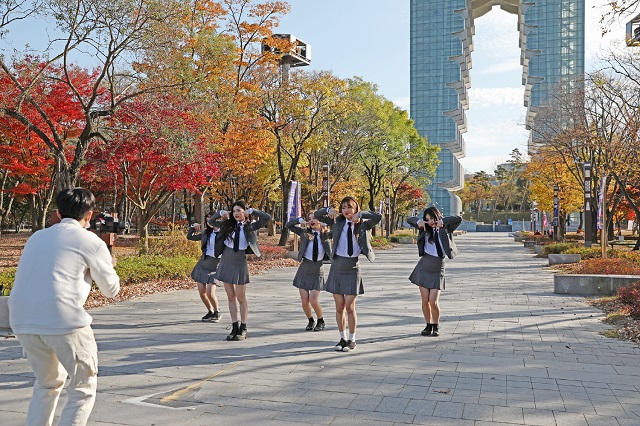 ▲ 경주엑스포공원과 경주타워를 배경으로 36만 구독자를 보유한 일본인 유튜버 ‘카가와 유’의 댄스영상을 촬영했다.ⓒ경주엑스포