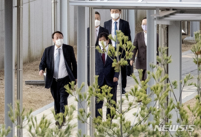 ▲ 윤석열 검찰총장이 신임 차장검사 대상 강연과 만찬을 위해 9일 오후 충북 진천 법무연수원을 방문하는 모습. 풍자를 통해 현 여권을 비판해온 조은산은 10일 윤 총장을 극찬하는 글을 올렸다. ⓒ뉴시스