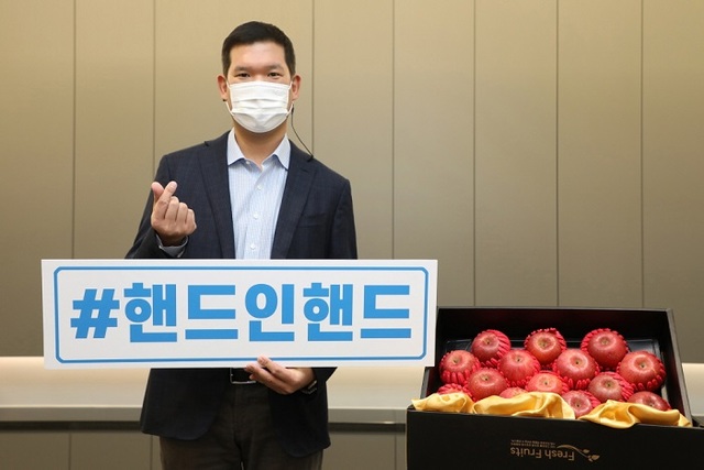 ▲ 허윤홍 GS건설 신사업부문 대표가 11일 서울 그랑서울 본사에서 코로나19로 어려움을 겪는 사회적경제기업을 돕기 위한 핸드온핸드 소셜 릴레이 캠페인에 동참해 포즈를 취하고 있다.ⓒ GS건설