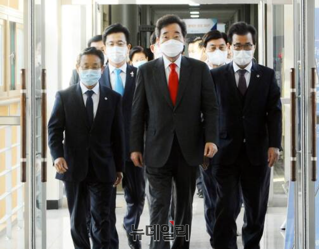 ▲ 이낙연 민주당 대표가 11일 현장 최고위원회의를 주재하기 위해 충북 괴산군청에 들어서고 있다.ⓒ장동열 기자