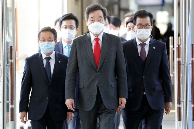 ▲ 이낙연 더불어민주당 대표가 11일 충청권 현장 최고위에 참석하기 위해 괴산군청에 들어서고 있다.ⓒ충북도