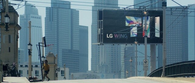 ▲ 마이클베이 감독 신작 영화 '싱버드'에서 선보인 'LG 윙' ⓒLG전자