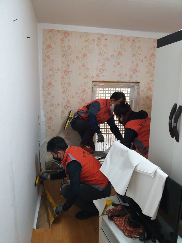 ▲ 한국타이어봉사단 덕암동에서가진 주거환경개선봉사 장면.ⓒ대덕구