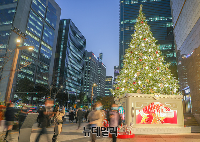 ▲ 10일 저녁 현대백화점이 서울시 강남구 테헤란로에 위치한 무역센터점 앞에 설치된 크리스마스 트리를 선보이고 있다. ⓒ현대백화점