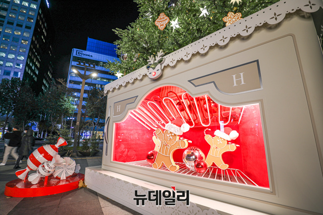 ▲ 10일 저녁 현대백화점이 서울시 강남구 테헤란로에 위치한 무역센터점 앞에 설치된 크리스마스 트리를 선보이고 있다. ⓒ현대백화점