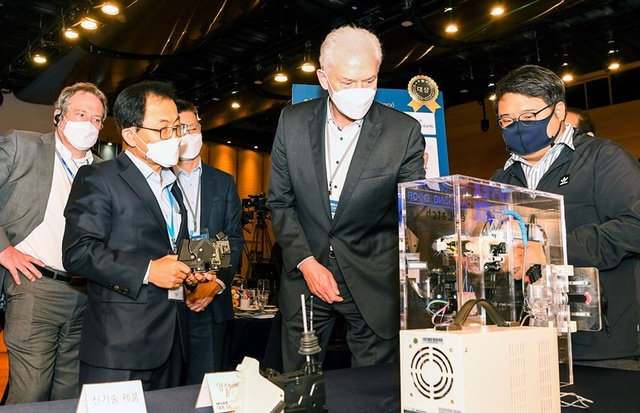 ▲ 알버트 비어만 현대·기아자동차 연구개발본부장(사진 가운데) ⓒ현대·기아차