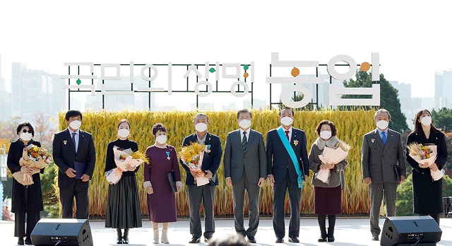 ▲ 문재인 대통령이 11일 청와대 대정원에서 열린 제25회 농업인의 날 기념식에 참석했다. ⓒ청와대