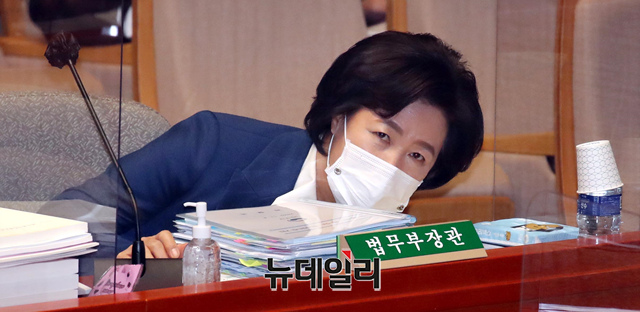▲ 추미애 법무부 장관이 11일 오전 국회에서 열린 예산결산위원회에 참석해 자리에 앉아 있다. ⓒ공동취재단