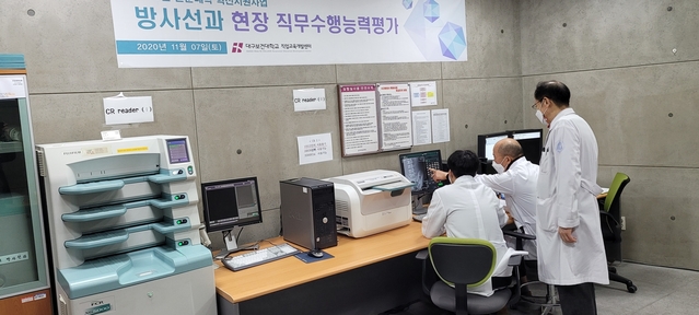 ▲ 지난 7일 연마관 방사선과 실습실에서 영상기기조작능력에 대한 현장직무수행능력 평가를 실시하고 있다.ⓒ대구보건대