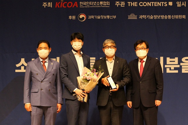 ▲ 대우건설이 지난 11일 프레스센터에서 열린 '제13회 대한민국소통어워즈'에서 건설/아파트브랜드 부문 인터넷소통대상·소셜미디어대상을 수상했다.ⓒ대우건설