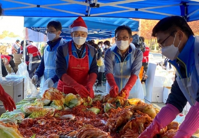 ▲ 김경철사장과 김중철 노동조합위원장의 2020사랑의 김장대봉사 장면.ⓒ대전도시철도